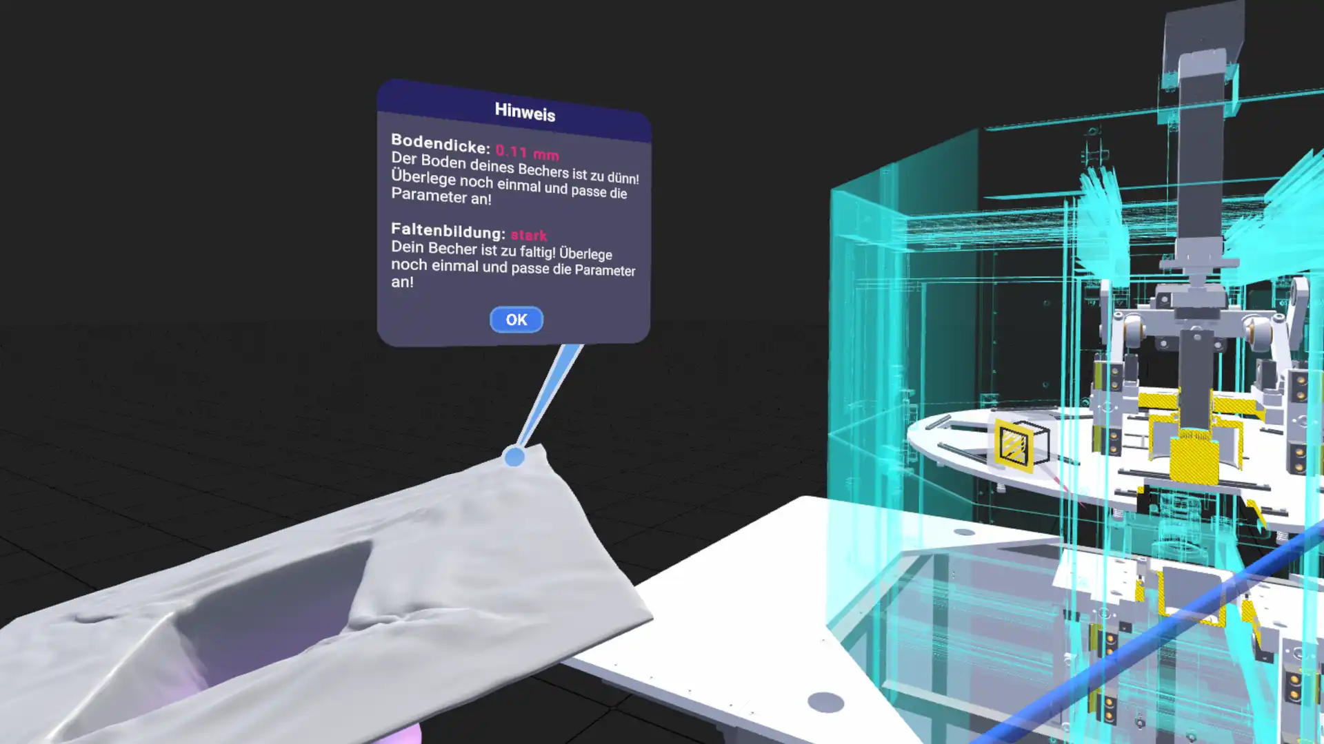 VR-Szene mit einem Hinweis-Panel, das die Qualität des geformten Bechers bewertet – zu geringe Bodendicke und starke Faltenbildung – neben dem halbtransparent dargestellten Versuchsstand.